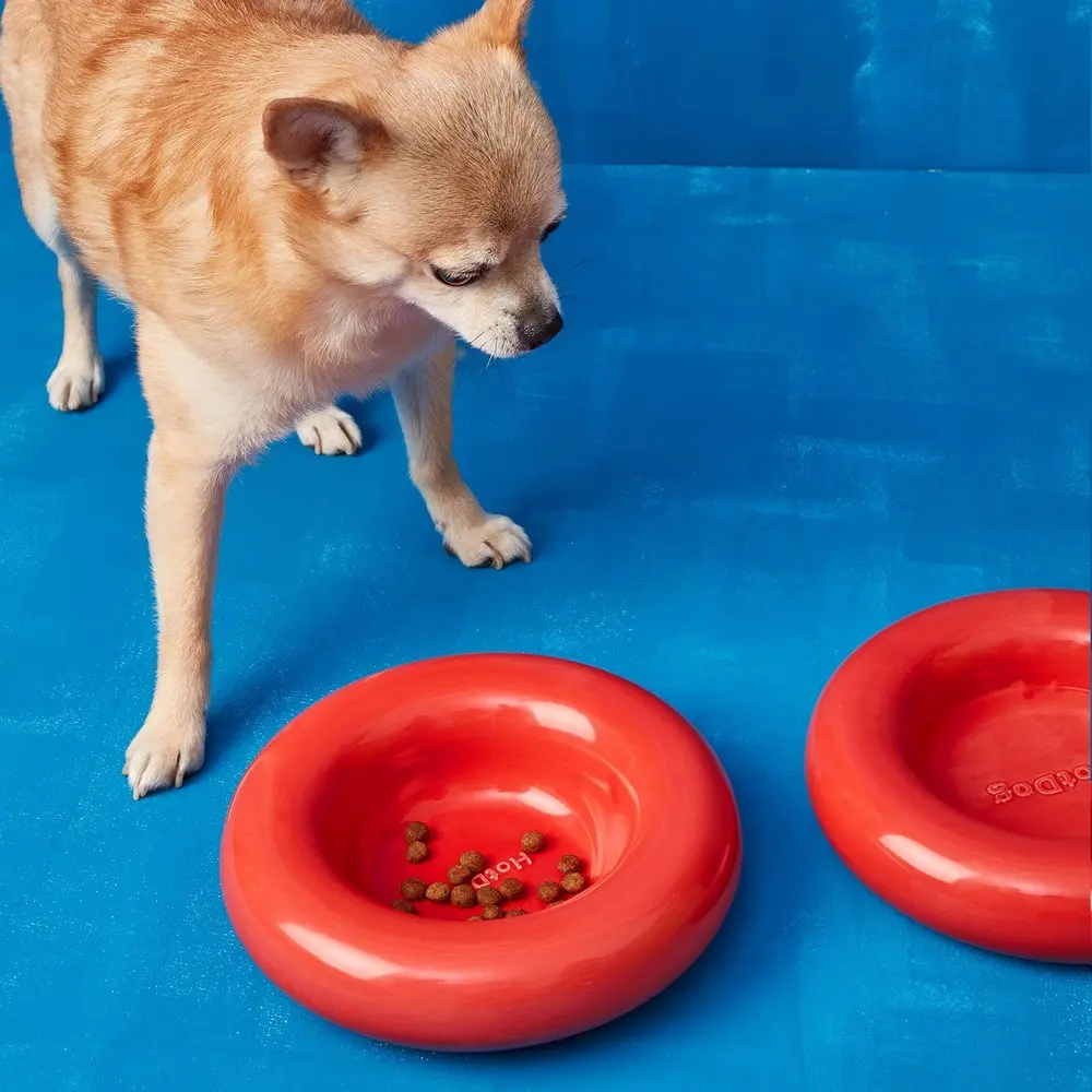 Miska HotDog Pets Red na podłodze kuchni - design z Barcelony data-lazy-src=