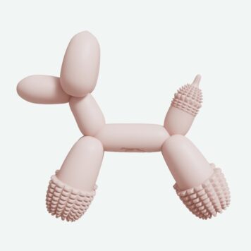 Różowa zabawka SANDDOG Balloon Dog na podłodze salonu - art toy dla psa