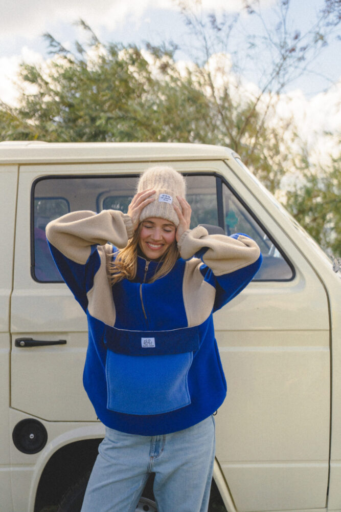 Bluza Polar Woof SEADOG × Jungmob - głęboki błękit z beżowymi akcentami, half-zip, kieszeń kangurka