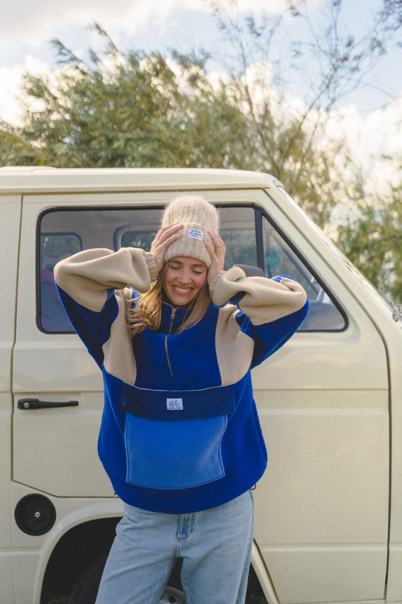 Bluza Polar Woof SEADOG × Jungmob - głęboki błękit z beżowymi akcentami, half-zip, kieszeń kangurka