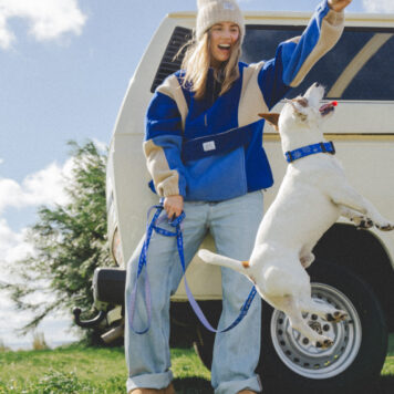 Bluza Polar Woof SEADOG × Jungmob - głęboki błękit z beżowymi akcentami, half-zip, kieszeń kangurka